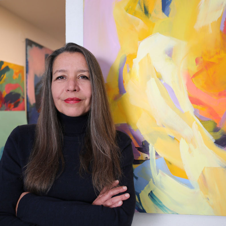 Künstlerin Petra Penz aus Balingen vor abstrakter Kunst